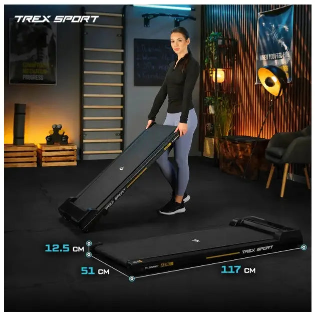 Tredemølle for hjemmetrening, sort og gul, vises sammenlagt og oppreist med kvinne, mål fremhevet.