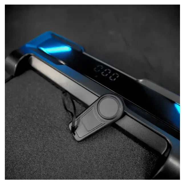 Tredemølle AERO Trex Sport, nærbilde av sort sikkerhetsbånd festet til digitalt panel med blått display.