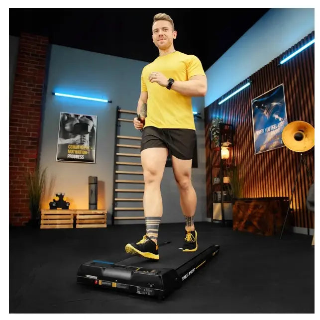 Tredemølle for hjemmetrening AERO Trex Sport, frontvisning av bruk i moderne treningsrom.