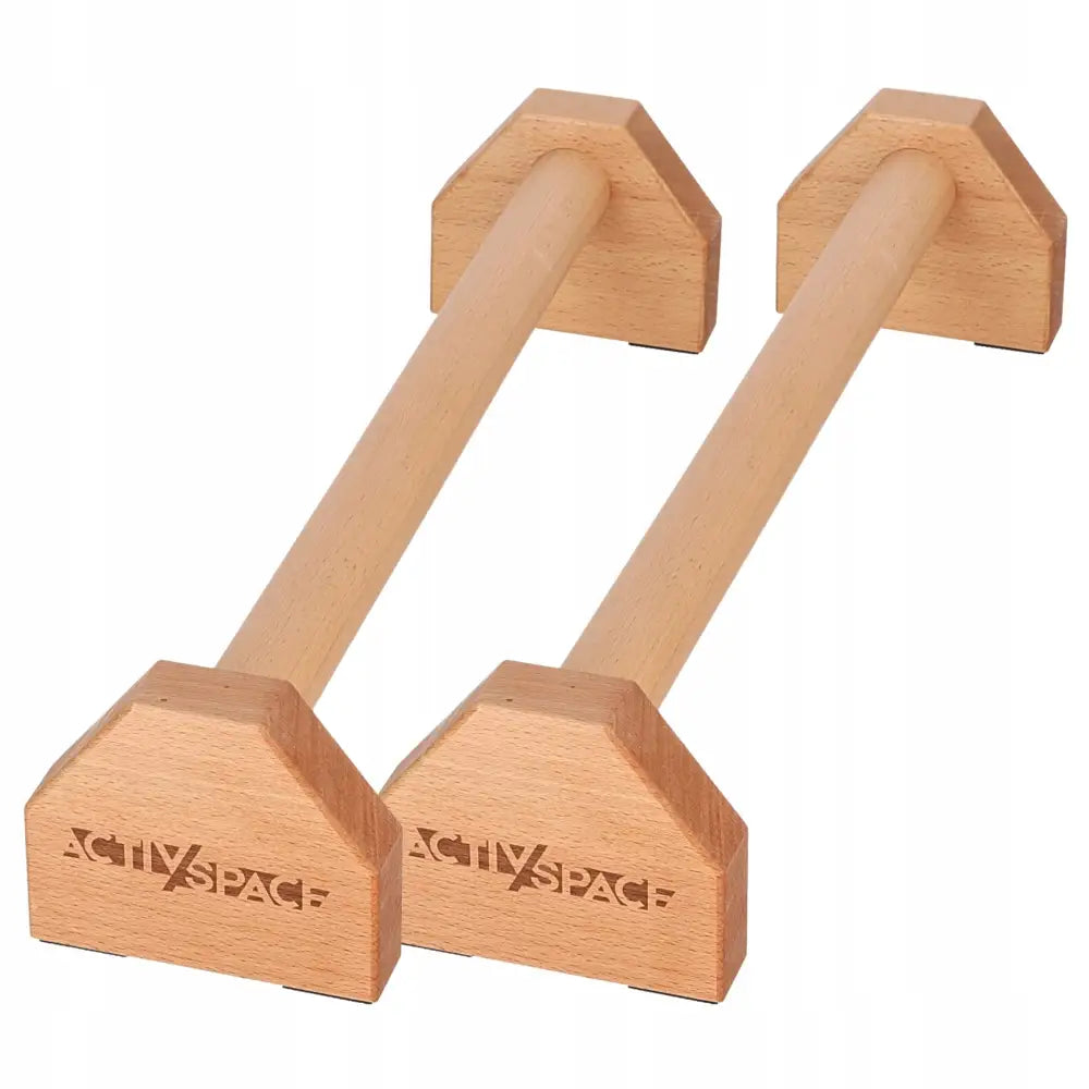 Trehåndtak til push-ups, to lyse trestenger med skråskårne ender og inngravert logo, sett fra skrå vinkel.