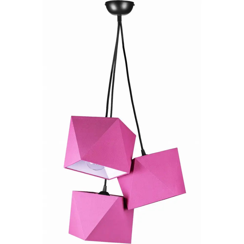 Trehengende lampe med tre rosa, stofftrukne skjermer i geometrisk design, sett forfra mot hvit bakgrunn.