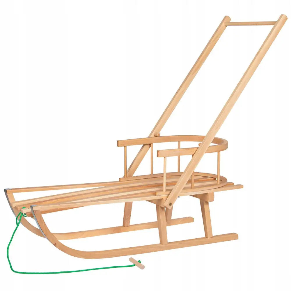 Treke-slede for barn med ryggstøtte, høy skyvestang og grønn drareim, sidevisning i lyst treverk.