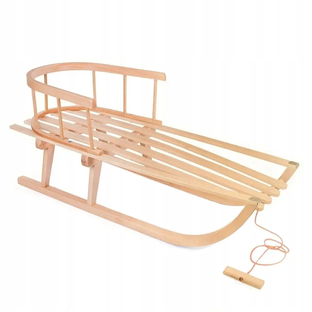 Trekjelke i lyst tre med ryggstøtte, sett skrått forfra, tau med håndtak synlig foran.