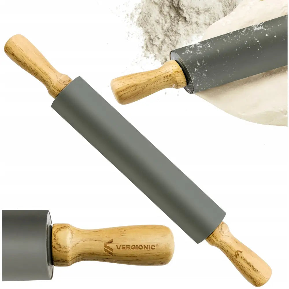 Trekjevle med silikon, grå overflate og glatte trehåndtak, ett med inngravert logo, litt mel og deig i hjørnet.