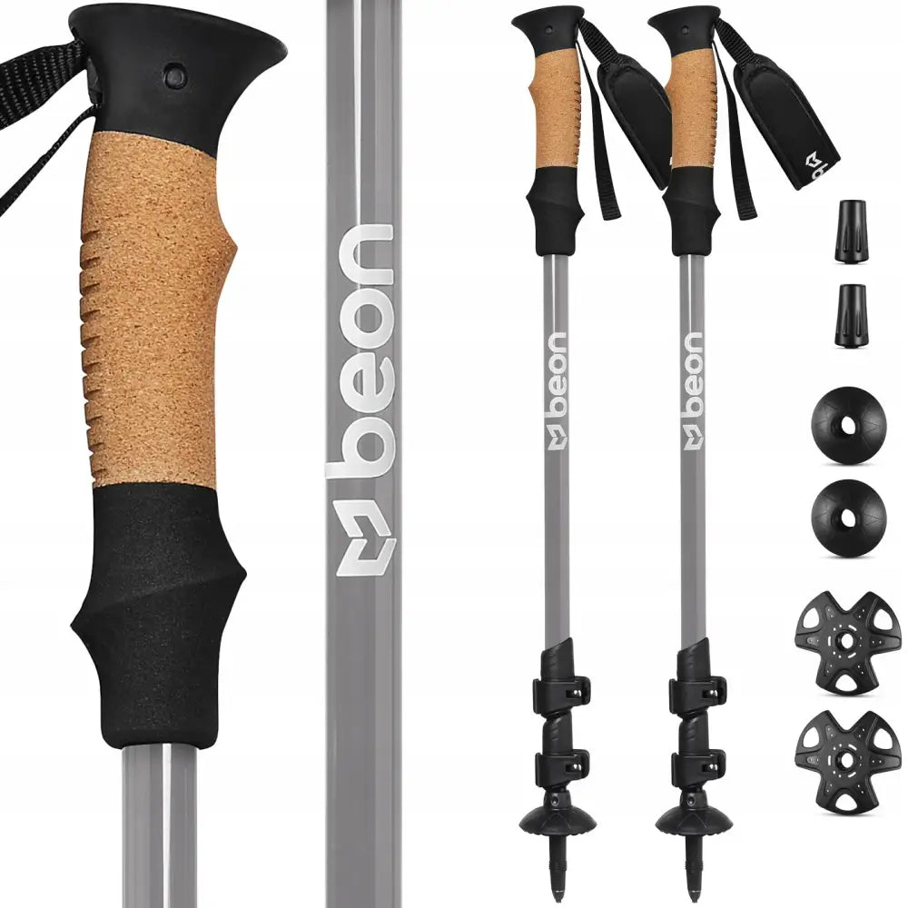 To grå trekkingstaver i aluminium med korkhåndtak, sidevisning inkludert ekstra trinser og gummiføtter.