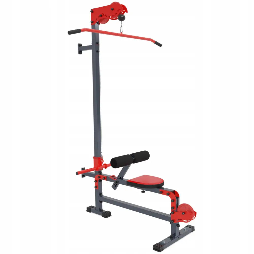 Nedtrekk maskin i stål med sorte og røde detaljer, sett fra siden med polstret sete og lat pulldown-stang.