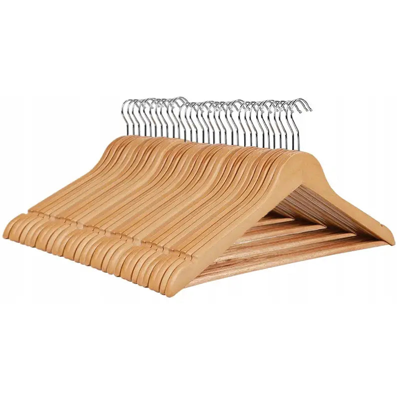 Trekleshengere, stabel med lysebrunt tre og sølvkroker, sett fra skrå vinkel for detaljert visning.