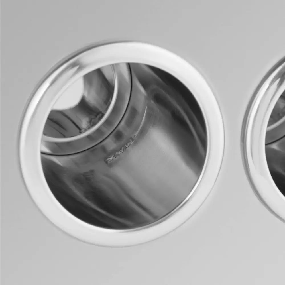 Tremannsflaskevarmer, detalj av to blanke metallåpninger ovenfra, med synlig MAX-markering i én åpning.