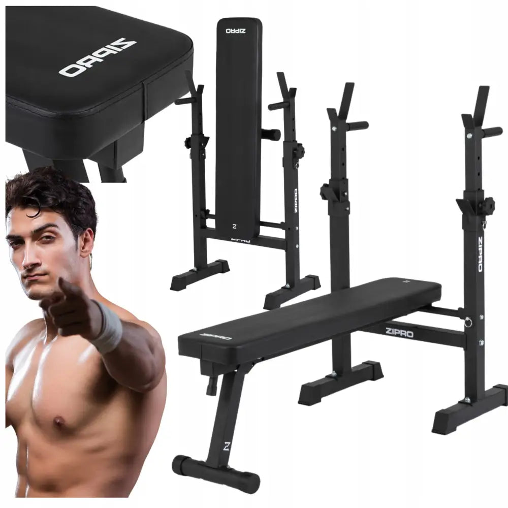 Treningsbenk med sort polstring og justerbare stativer, nærbilde av sete og mann som peker mot kameraet.