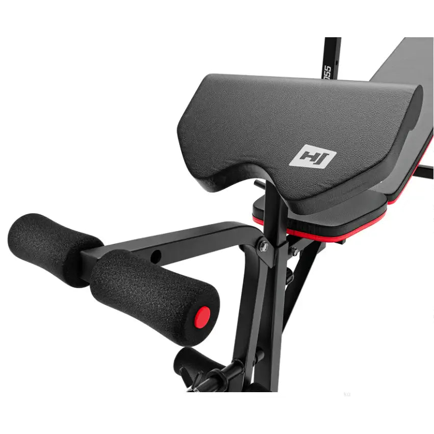 Treningsbenk armstøtte, svart polstring med logo og røde skumgummihåndtak, skrå detaljvisning.