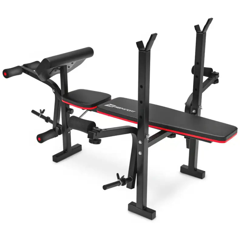 Treningsbenk med vektstangsett, skrå bakfra med røde detaljer, polstrede håndtak og vektstangholdere.
