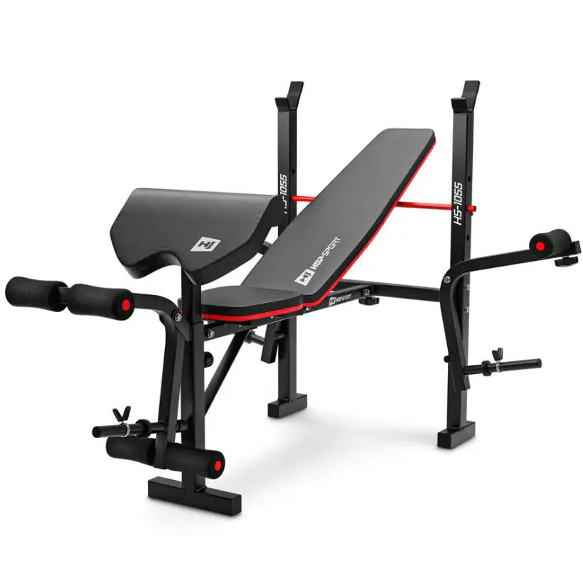 Treningsbenk med vektstangsett, trekvart visning som fremhever justerbare arm- og benstøtter samt røde detaljer.