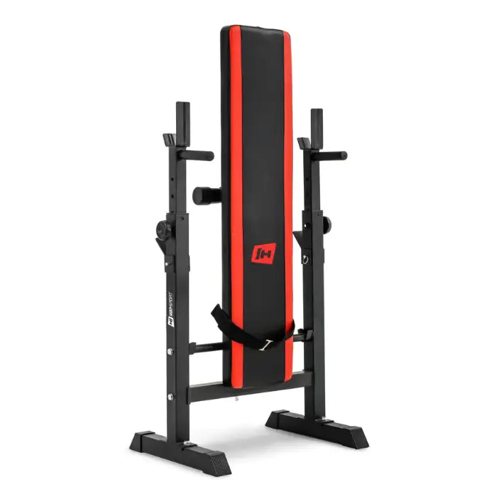 Treningsbenk med vektstangsett, skrå frontvisning som fremhever polstring, justerbare armer og sikkerhetsbelte.