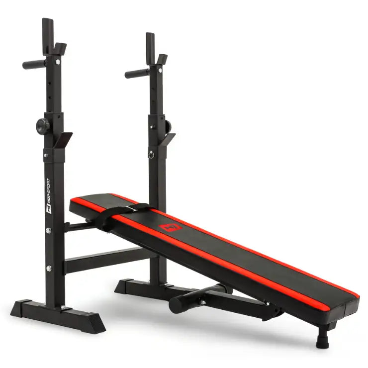 Treningsbenk med vektstangsett, skrå frontvisning som fremhever justerbar metallramme og fotstøtte.