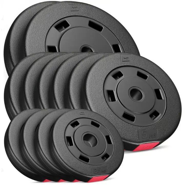 Sorte vektplater i plast med matt finish, stablet i grupper med synlige vektangivelser, skrå forfra.