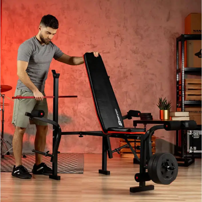 Treningsbenk med vektstangsett, sidevisning i hjemmegym, mann demonstrerer justerbar rygg og vektstangoppheng.