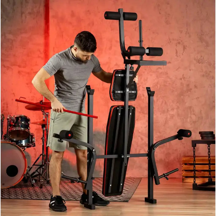 Treningsbenk med vektstangsett, sett fra siden mens en mann trener; fokus på justerbare puter og håndtak.