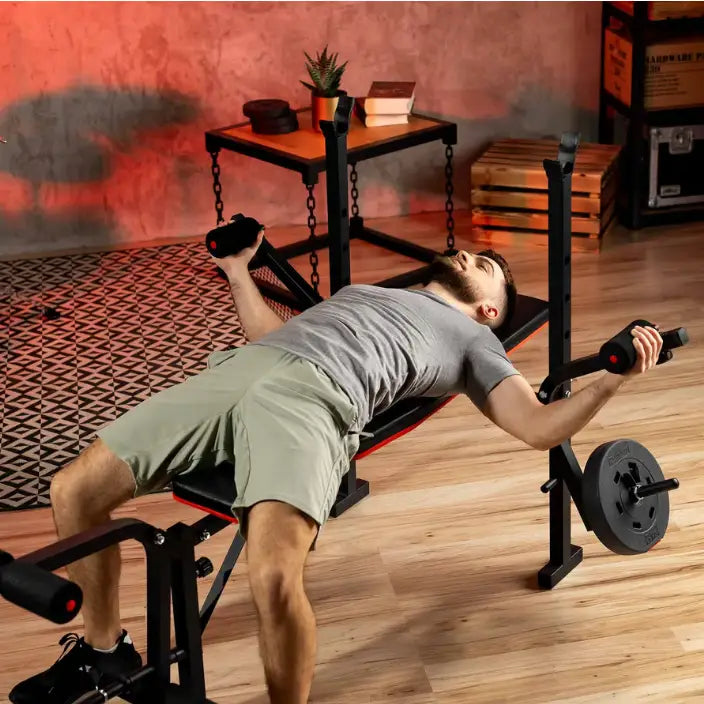 Treningsbenk med vektstangsett i bruk, mann løfter manualer på justerbar benk i hjemmegym.