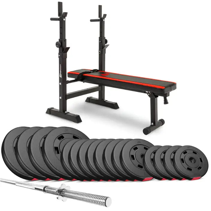 Treningsbenk med vektstangsett, skråvisning som fremhever røde detaljer, vektstativ og vektskiver foran.