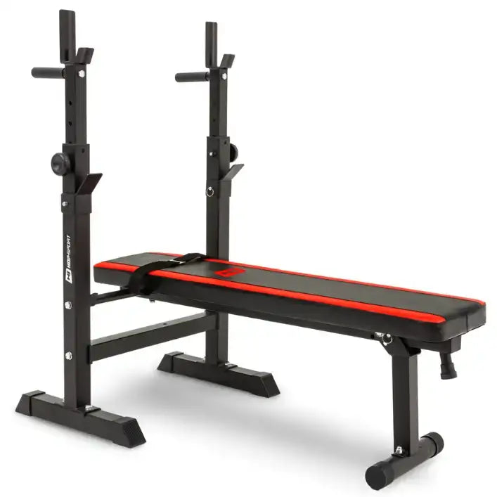 Treningsbenk med vektstangsett, skrå vinkel som viser polstret sort og rød benk med stativ og stabiliserende bein.
