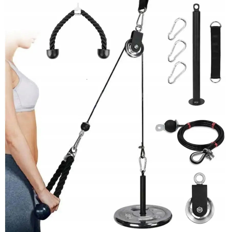 Treningsblokk for kabeltrekk, komplett sett med sort triceps-tau og vaier, demonstrert i nedtrekk-øvelse.