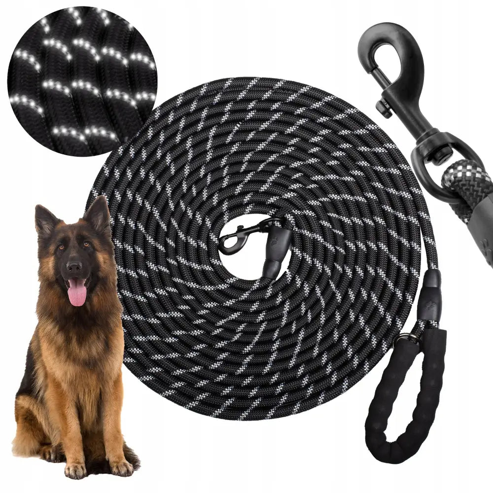 Treningsline Sterk Tykk Hundesnor 10M, spiralformet svart og hvit flettet line med refleks, polstret håndtak og metallkrok, hund ved siden av for størrelsesreferanse.