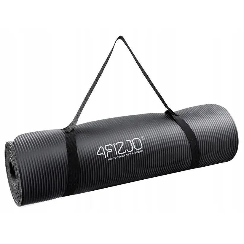 Treningsmatte for yoga og fitness i svart skum, sammenrullet med ribbet overflate og hvit logo midt på.