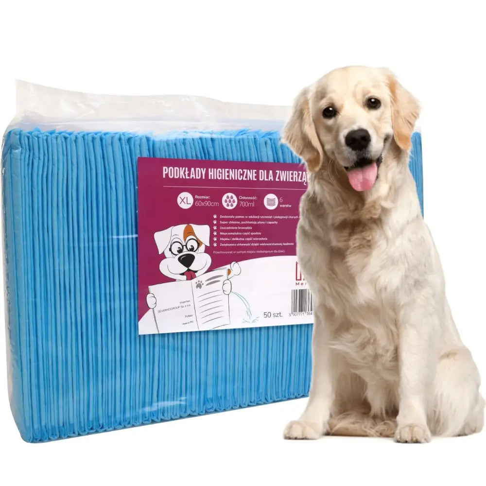 Treningsmatter for hund 90x60 cm, 50-pakning med blå engangsmatter og sittende hund ved siden av pakken.