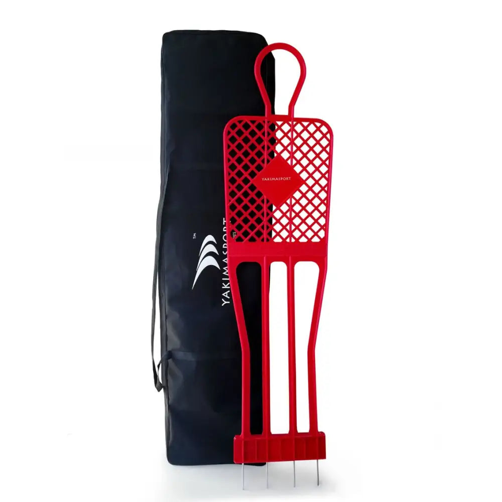 Treningsskinnpose, rød plastfigur med gittermønster og jordspyd, sort bag med hvit logo bak.