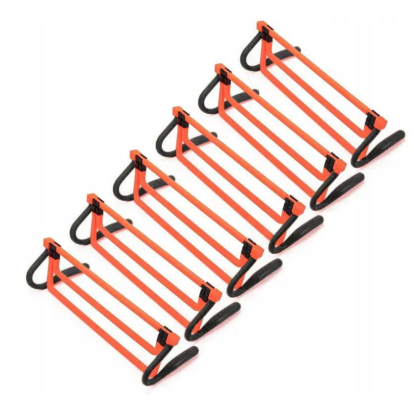 Treningshekker i oransje plast med sorte føtter, seks stykk på rekke sett skrått ovenfra mot hvit bakgrunn.