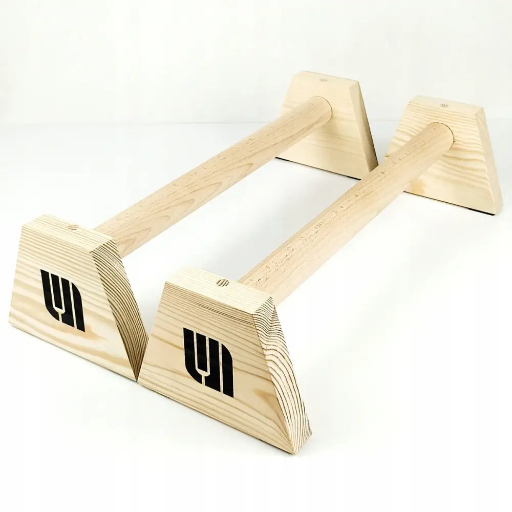 Treningsstenger i lyst tre fra Woodlets, skrå sidevisning med synlig sort logo og detaljert trestruktur.