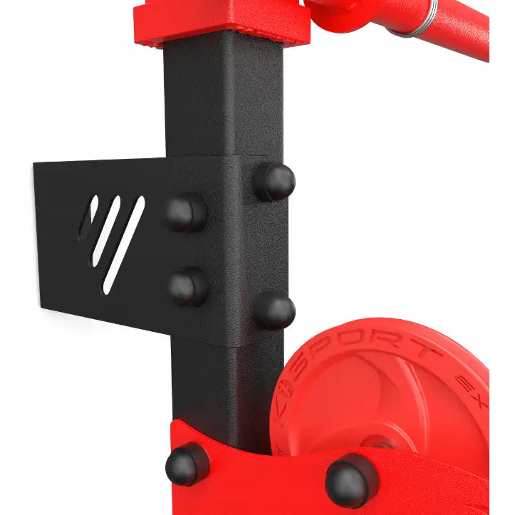 Nedtrekk maskin veggmontert, nærbilde av sort metallramme med røde detaljer og tydelig hjulskive med tekst.