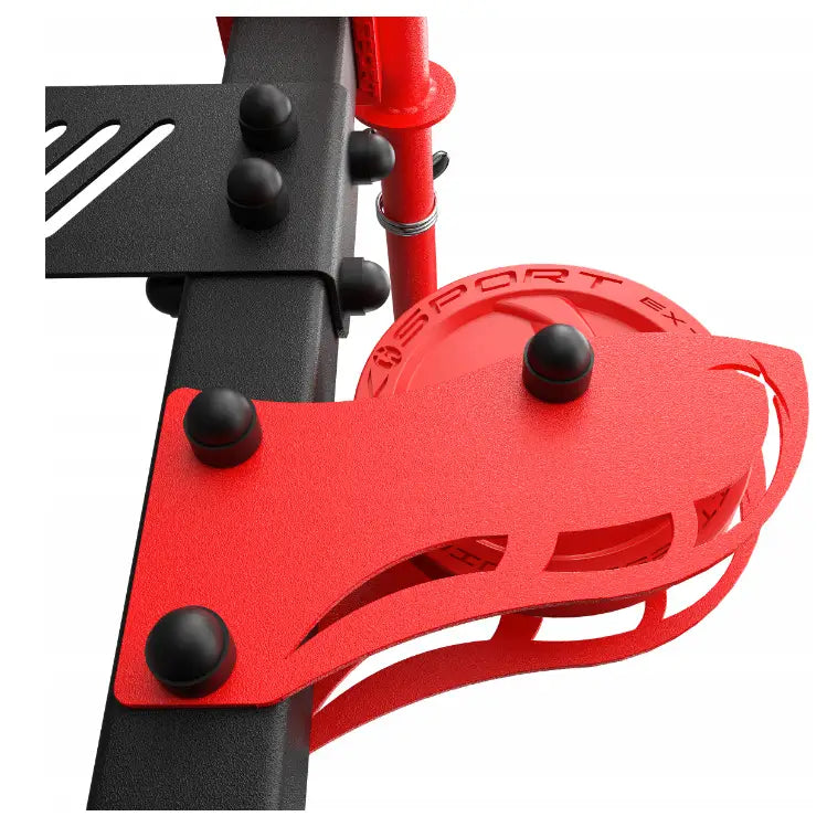 Nedtrekk maskin veggmontert, nærbilde av rød metallholder, sorte knotter og SPORT-merket skive.