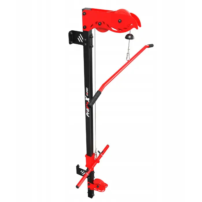 Nedtrekk maskin veggmontert, sidebilde som viser lang spak med håndtak og trinsesystem i sort og rødt metall.