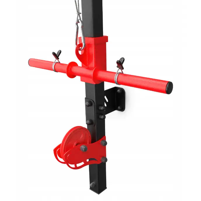 Nedtrekk maskin veggmontert, sidebilde som viser røde og svarte detaljer, tverrstang og solide trinser.