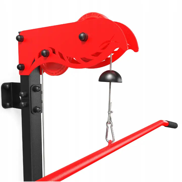 Nedtrekk maskin veggmontert, sidebilde med synlig trinse, vaier, krok og svartgummiert håndtak.