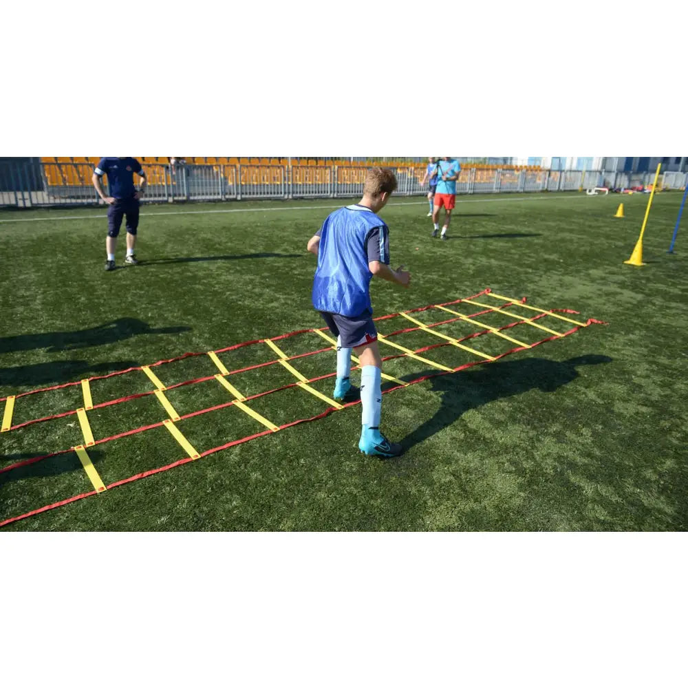 Tretrinns 3D koordineringsstige, 6 m, brukt til fotballtrening av gutt på kunstgress med agilityøvelser.