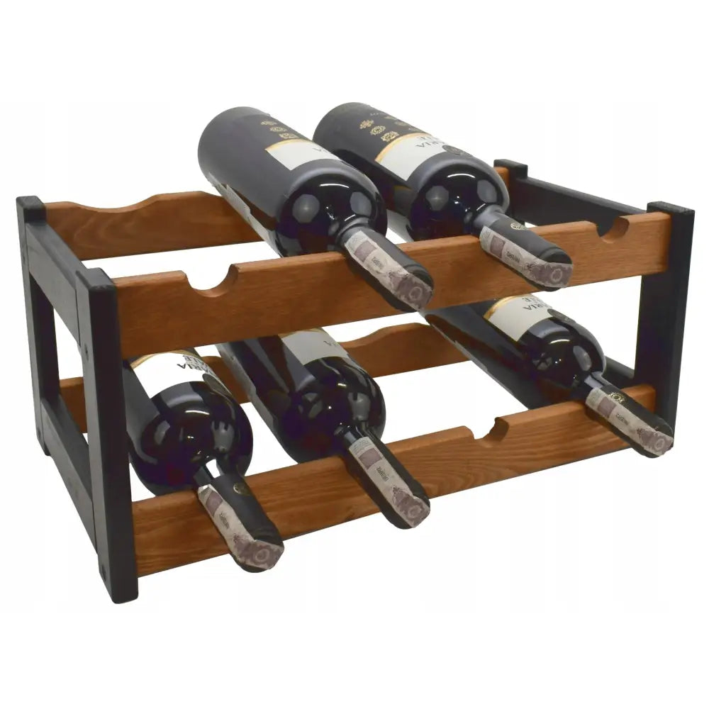 Trevinhylle for vinflasker i mørkt tre med sort stativ, skrå forfra, seks flasker på to hyller.