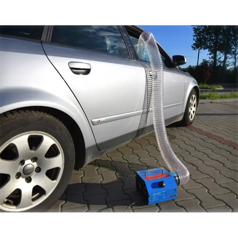 Tri-Tlen Tr-20 ozongenerator i bruk utendørs, koblet til bilvindu med gjennomsiktig slange.