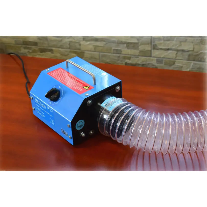 Tri-Tlen Tr-20 ozongenerator, blå enhet med håndtak og slange, skrått plassert på trebord.