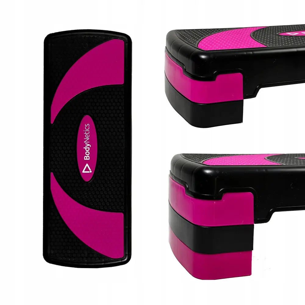 Trinn 3 justerbar treningsstep med svart og rosa antiskli-overflate, vist med høydejustering fra siden.