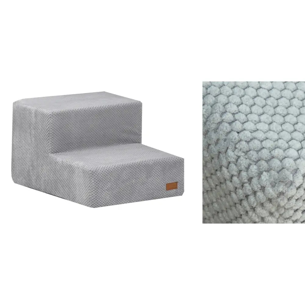 Trinn/stige til sofa i lys grå cordfløyel, helprofil med nærbilde av den myke, strukturerte tekstiloverflaten.