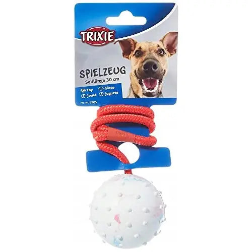 Trixie 3305 ball på tau for hund, hvit knotteball med rødt tau i emballasje med hundebilde.