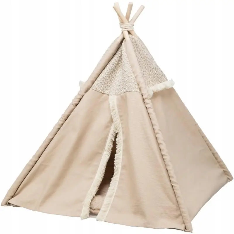 Trixie Boho Tipi Lukket Seng i beige, frontvisning med trestenger, frynser og diamantmønster på toppen.