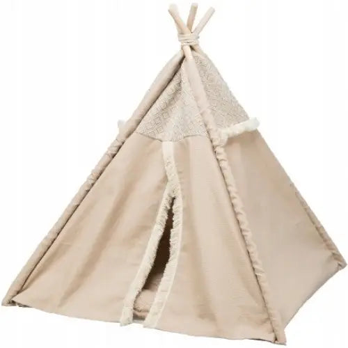 Trixie Boho Tipi Seng for Hund/Katt, lyst beige telt med frynser og trekonstruksjon, sett fra skrå vinkel.
