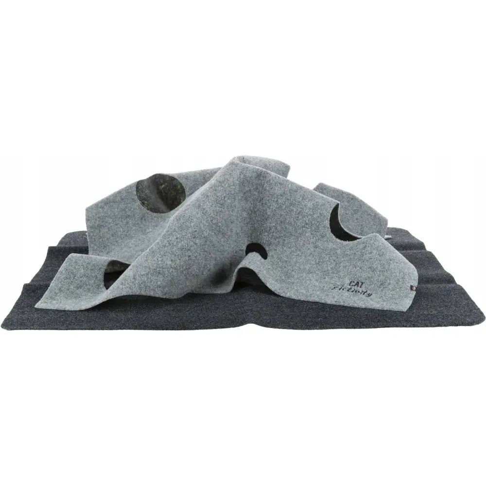 Trixie Koc Eventyrteppe 99 × 99 cm, grå filtmatte med bølgende kanter, utklipte hull og teksten "CAT" på siden.