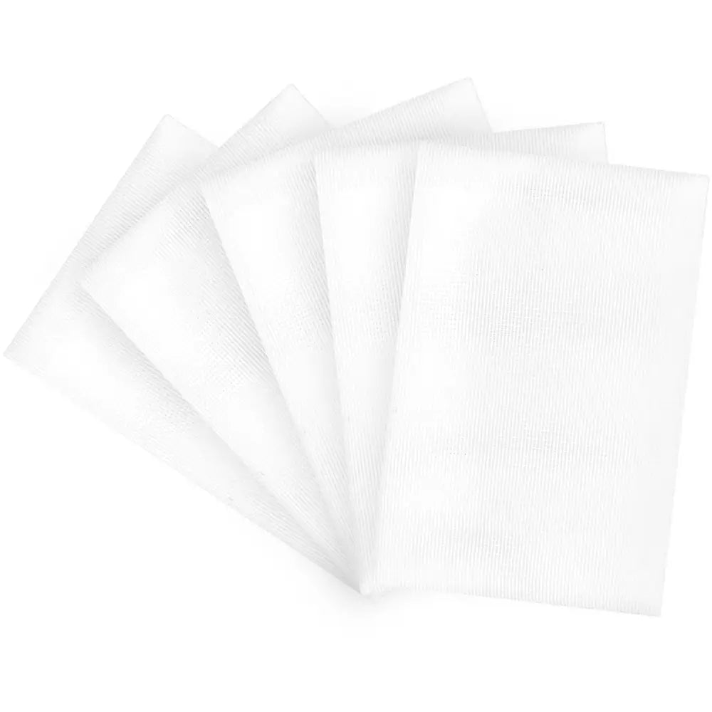 Fem hvite pressposer til vinpresse, vifteformet oppstilt for å vise tekstur og tynnhet mot hvit bakgrunn.