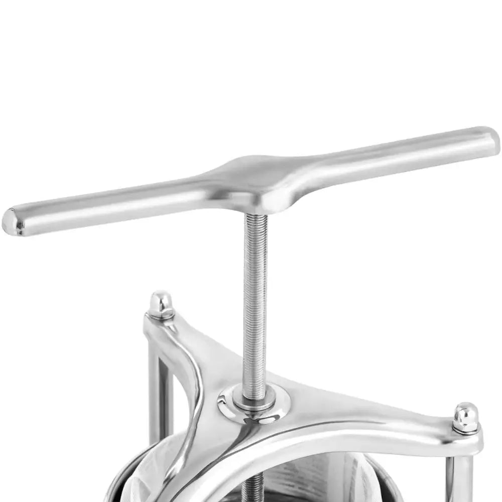 Manuell vinpresse, nærbilde av T-formet håndtak og gjengeskrue i rustfritt stål fra skrå vinkel.