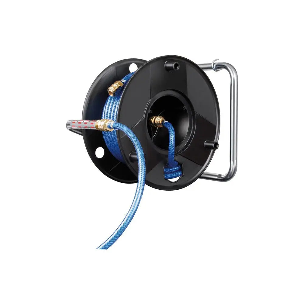 Trykkslange på sort plasttrommel med blå slange og messingkoblinger, bakfra skrå vinkel med metallramme.