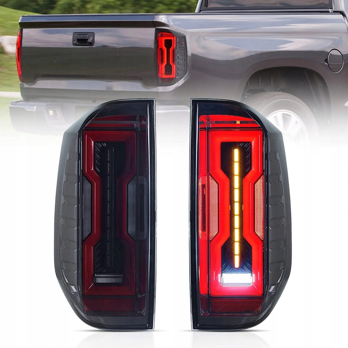 Tundra-baklykt med tent rød konturlinje og gul LED-stripe, grå pickup bak.